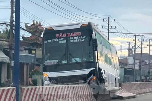 'Thót tim' xe khách mất lái lao lên dải phân cách trên Quốc lộ 13