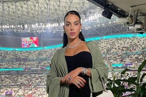 Bạn gái tỏ thái độ khi Ronaldo ngồi dự bị