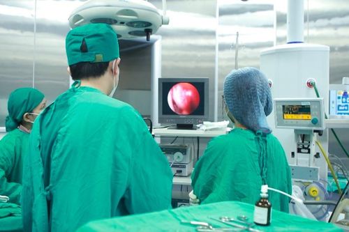 Đỉa sống trong mũi khiến người đàn ông khó thở, chảy máu