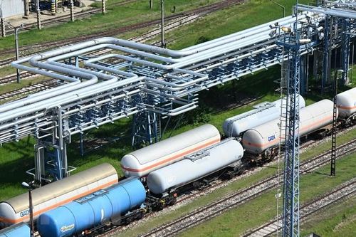 Hungary quyết định bãi bỏ mức trần giá xăng dầu do thiếu nhiên liệu