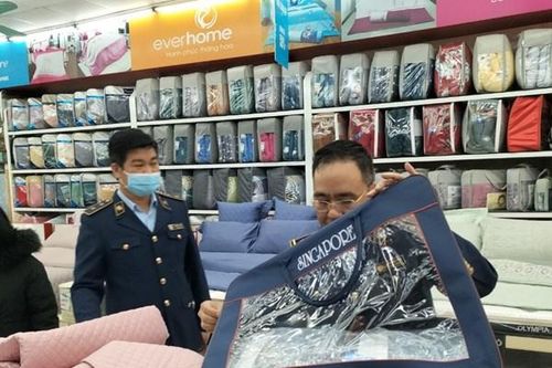 Tạm giữ 64 bộ chăn ga gối không rõ nguồn gốc có trị giá hơn 200 triệu đồng
