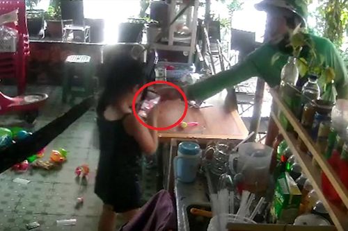Clip: Gã đàn ông 'mượn' điện thoại của bé gái 7 tuổi rồi 'biến mất'
