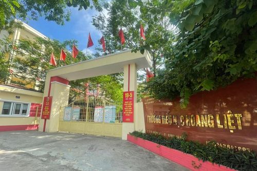 Hà Nội: Học sinh lớp 3 nhặt được thuốc lá điện tử, chia các bạn hút thử khiến 8 em nhập viện