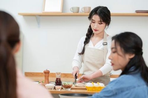 Cả nhà đau xót bàng hoàng khi nhìn những vết bầm tím trên tay chị dâu