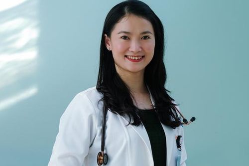 Nữ bác sĩ tận tâm bên 'lồng ấp' để hồi sức trẻ sơ sinh