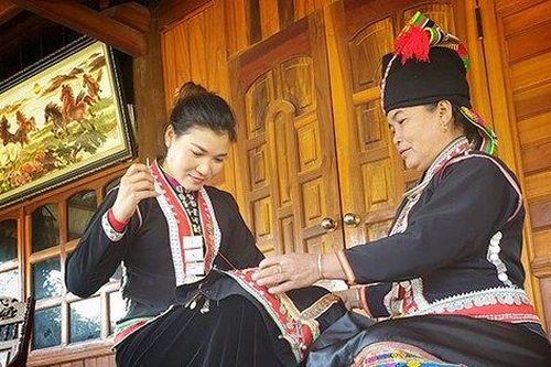 Bảo tồn, phát huy trang phục truyền thống dân tộc Khơ Mú