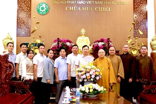Kon Tum: Lãnh đạo Công an TP chúc mừng Ban Trị sự sau Đại hội Phật giáo toàn quốc lần thứ IX