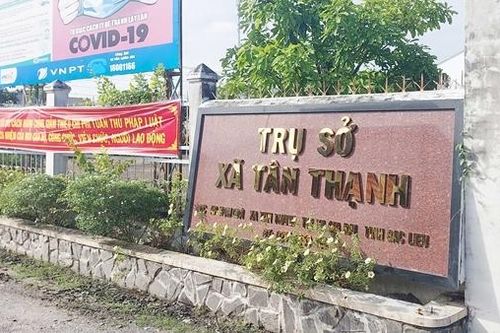 Cán bộ xã mang sổ đỏ của dân đi cầm lấy tiền trả nợ