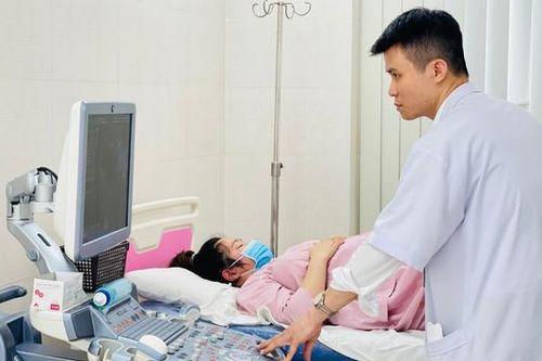Khâu vòng tử cung giữ thai cho sản phụ chuyển dạ sớm