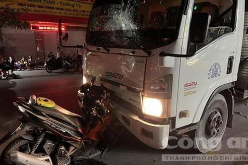 Xe tải lấn làn ủi xe máy đi hàng chục mét, hai người thương vong