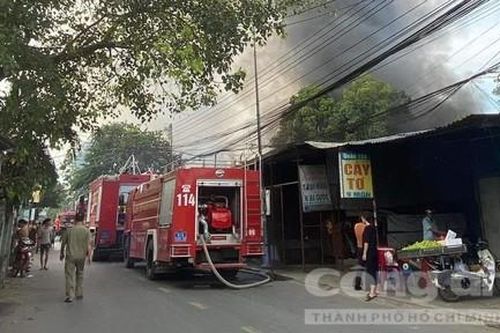 Cháy lớn thiêu rụi 2 vựa ve chai và 2 quán cà phê