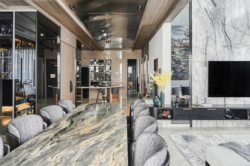 Căn hộ 140 m2 dùng vân đá 'hô biến' không gian