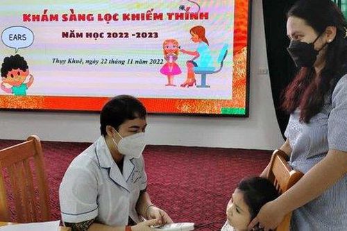 Khám sàng lọc khiếm thính cho trẻ tại các trường mầm non