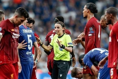 Stephanie Frappart, nữ trọng tài 'vẽ lại bản đồ' bóng đá thế giới