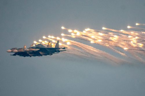 Tiêm kích Su-30MK2 trình diễn ấn tượng mở màn Triển lãm Quốc phòng quốc tế Việt Nam 2022