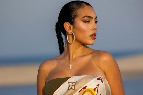 Bạn gái Ronaldo mặc gợi cảm tại Qatar
