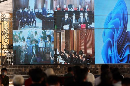 Bị hại vụ Alibaba theo dõi phiên xử qua màn hình LED