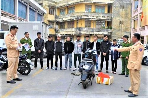 9 người bị khởi tố vì cầm hung khí đi trả thù cho bạn