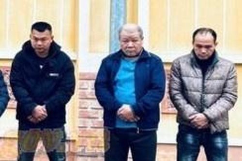 Bắt quả tang nhóm nam nữ đánh bạc