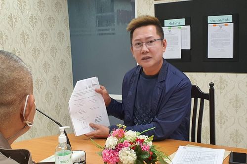 Ông Nawat gặp cảnh sát sau khi bị kiện