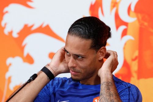 Van Dijk khó chịu với câu hỏi trước trận gặp Argentina