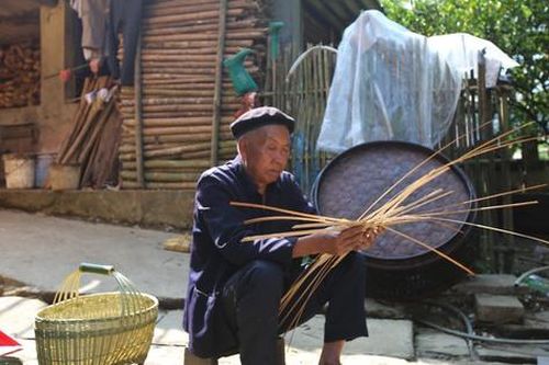 Người Hà Nhì ở Y Tý làm du lịch