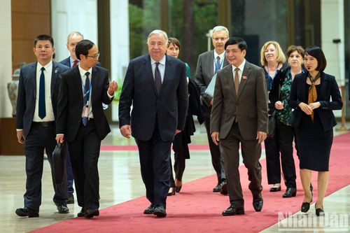 Chủ tịch Thượng viện Cộng hòa Pháp Gérard Larcher tham quan Nhà Quốc hội
