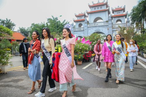 Thí sinh Hoa hậu Du lịch thế giới khoe sắc cùng Lễ hội hoa Mê Linh