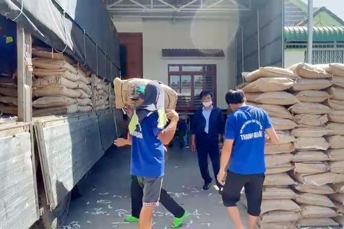 Bắt xe tải chở trên 13,7 tấn hàng hóa nghi vấn nhập lậu ở An Giang