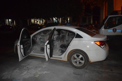 Bị kiểm tra và có nồng độ cồn tài xế chốt cửa, đốt giấy tờ xe ngay trong xe