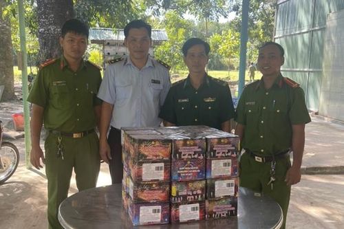 Bắt vụ vận chuyển hơn 60kg pháo nổ
