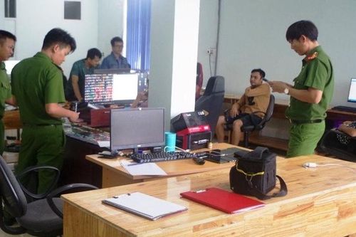 Quảng Nam: Bắt hai vợ chồng cầm đầu đường dây làm giả căn cước, ví thanh toán quốc tế