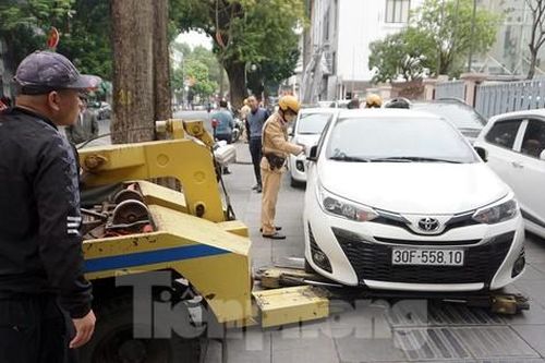 CSGT xuất quân xử lý ô tô chiếm lòng đường, vỉa hè ở quận Hoàn Kiếm