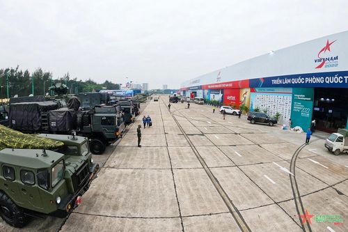 Người dân được xem những vũ khí tối tân lần đầu xuất hiện ở Việt Nam