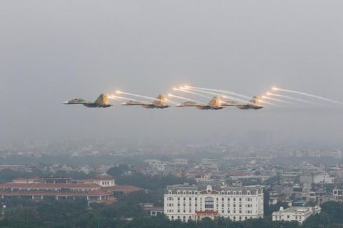 Xem 'Hổ mang chúa' Su-30MK2 và trực thăng vũ trang trình diễn trên bầu trời Hà Nội