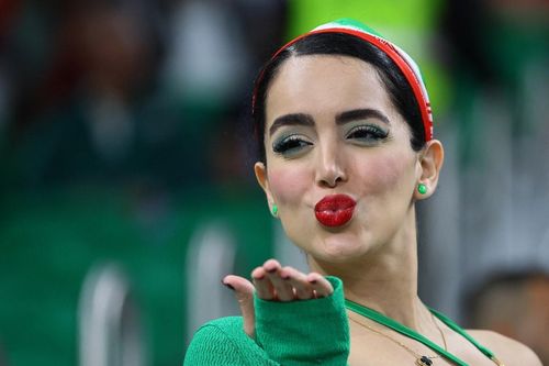 Fan nữ đua nhau khoe sắc trên khán đài World Cup 2022