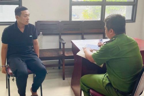 Bắt bảo vệ chung cư ở TP.HCM mang 4 ô tô của cư dân đi cầm cố