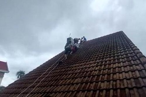 Giải cứu nam thanh niên leo lên nóc nhà cao tầng suốt nhiều giờ
