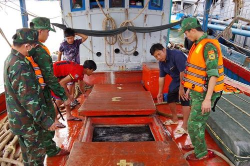 Cà Mau: Phát hiện tàu vận chuyển trên 16.000 lít dầu trái phép