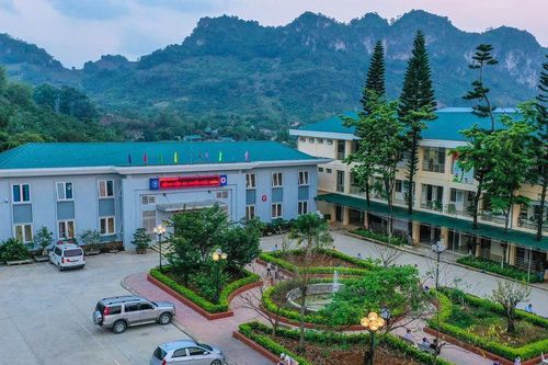 40 học sinh nhập viện sau bữa tối, nghi ngộ độc thực phẩm