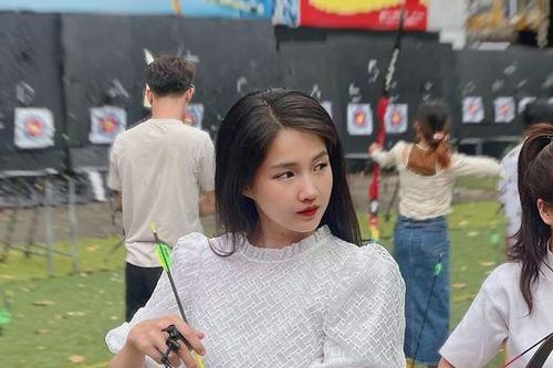 'Bạn gái Đan Trường' mặc kín đáo vẫn nổi bật khi đi bắn cung