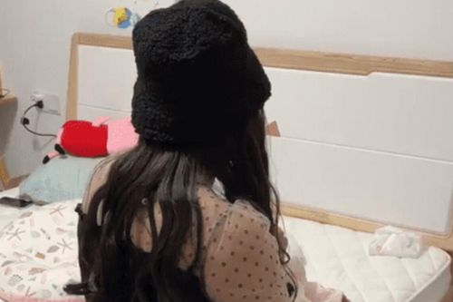 Mẹ vắng nhà, bố hóa trang thành mẹ 'fake' cho con bú khiến dân tình cười nghiêng ngả