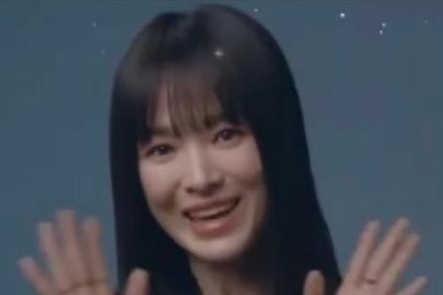 Song Hye Kyo bất ngờ xuất hiện với gương mặt cứng đờ, lộ dấu hiệu phẫu thuật thẩm mỹ?