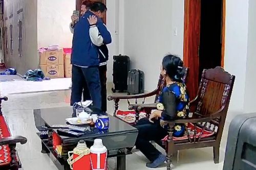 Con đi làm xa bí mật về thăm nhà, cha lúc đầu ngó lơ sau đó lao đến ôm, òa lên khóc nức nở như con trẻ