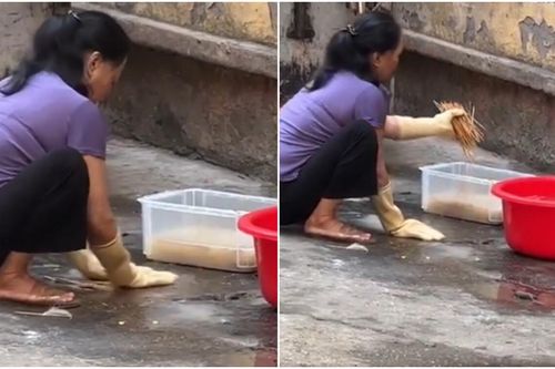 Sốc nặng hình ảnh cô bán 'xiên bẩn' vò giặt xiên ngay dưới lòng đường đen ngòm