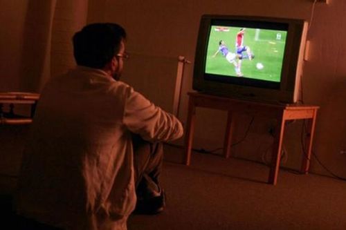 Thâu đêm xem World Cup, chàng trai 26 tuổi bị chẩn đoán liệt mặt