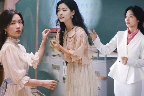 Cô giáo tiểu học mỗi ngày đi dạy diện một bộ cánh long lanh như người nổi tiếng