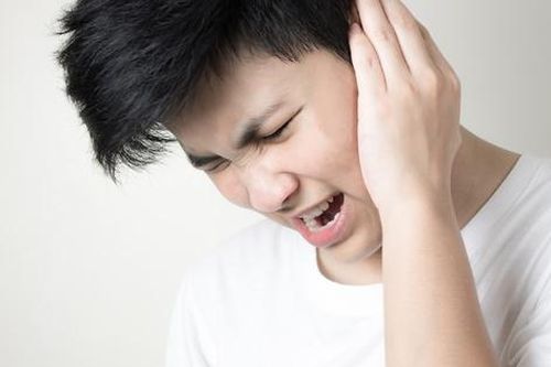 Chàng trai bị điếc đột ngột vì 2 thói quen xấu thường thấy ở người trẻ