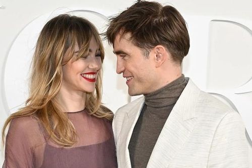 'Ma cà rồng' Robert Pattinson và bạn gái người mẫu lần đầu công khai lộ diện sau 4 năm yêu