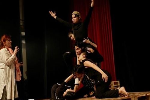 Đạo diễn nước ngoài hướng dẫn sinh viên Việt Nam biểu diễn vở Macbeth
